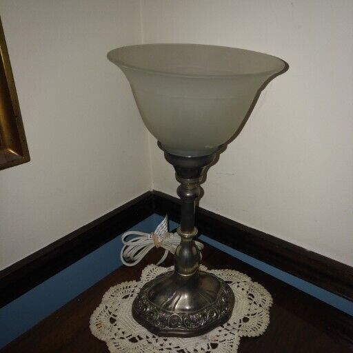 Vintage INTERNATIONAL SILVER Co  Desk Table Lamp Frosted Glass Shade Ornate Base