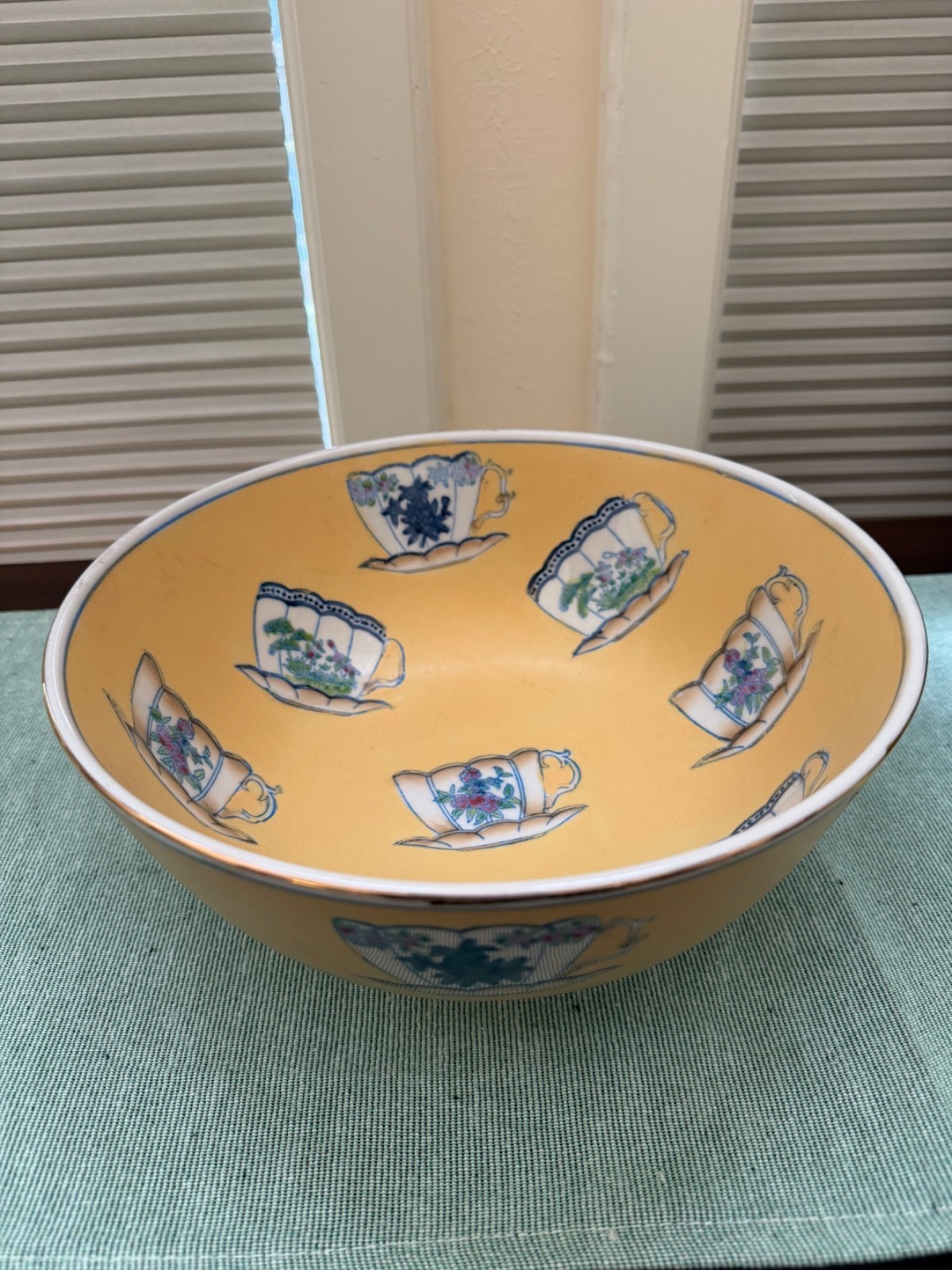 Vintage Chinoiserie Oriental Decorative Bowl with Teacup Motifs, 10\