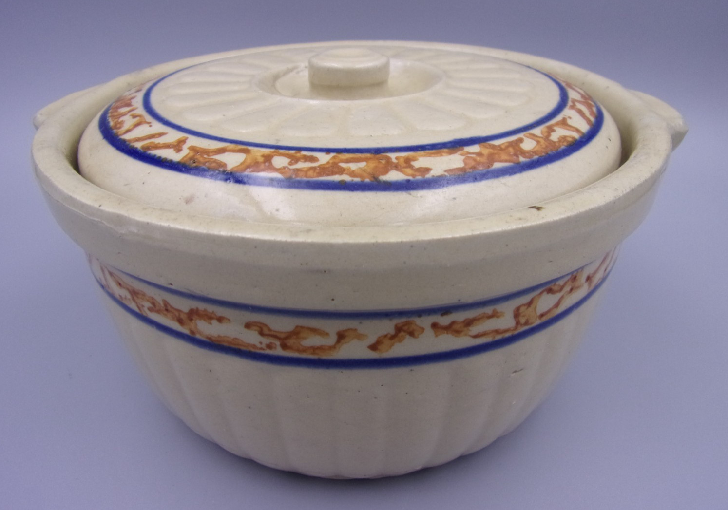 Vintage Red Wing Spongeware Band Casserole w/ Button Lid 8” wide 2 quart