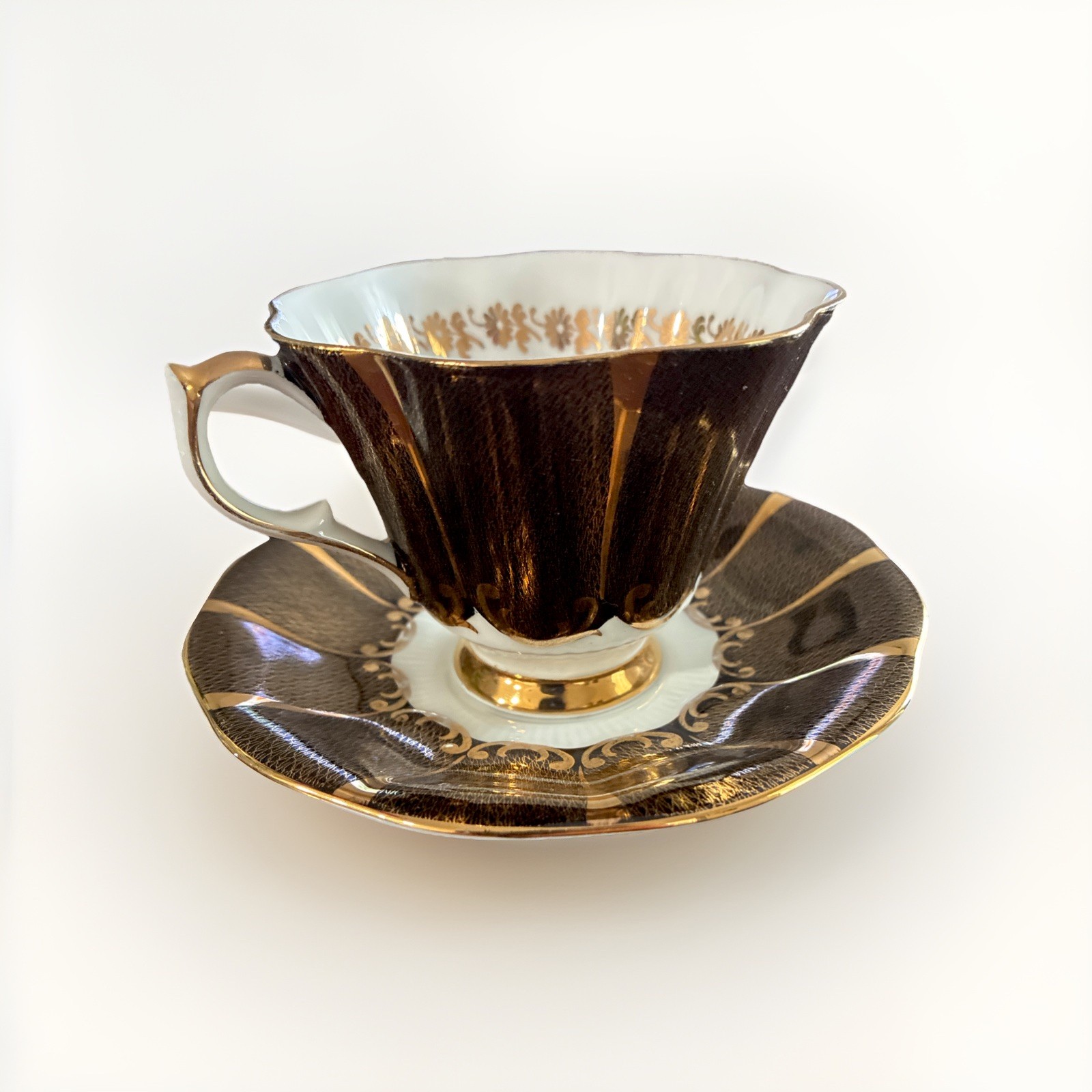Queen Anne Bone China Cup & Saucer England  Gold Floral Set  Nr.133