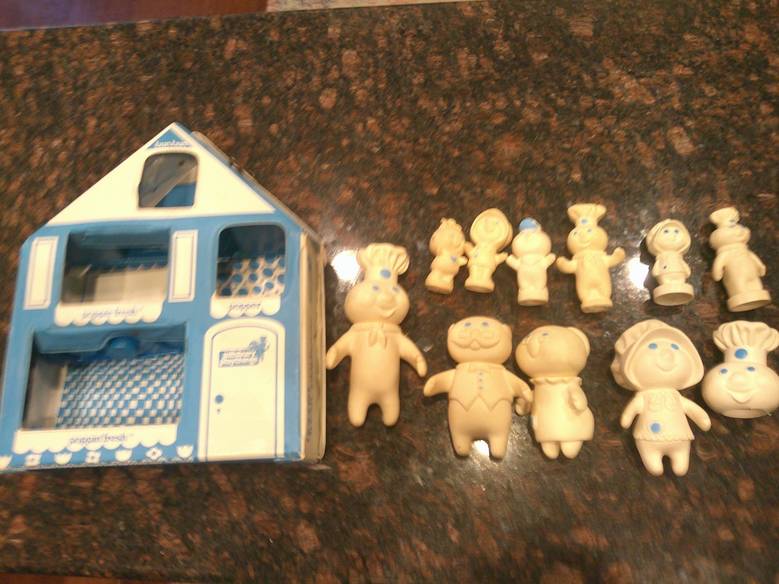 Vintage 1974 Pillsbury Playthings Play House + 8 Poppin Fresh Family Figures +