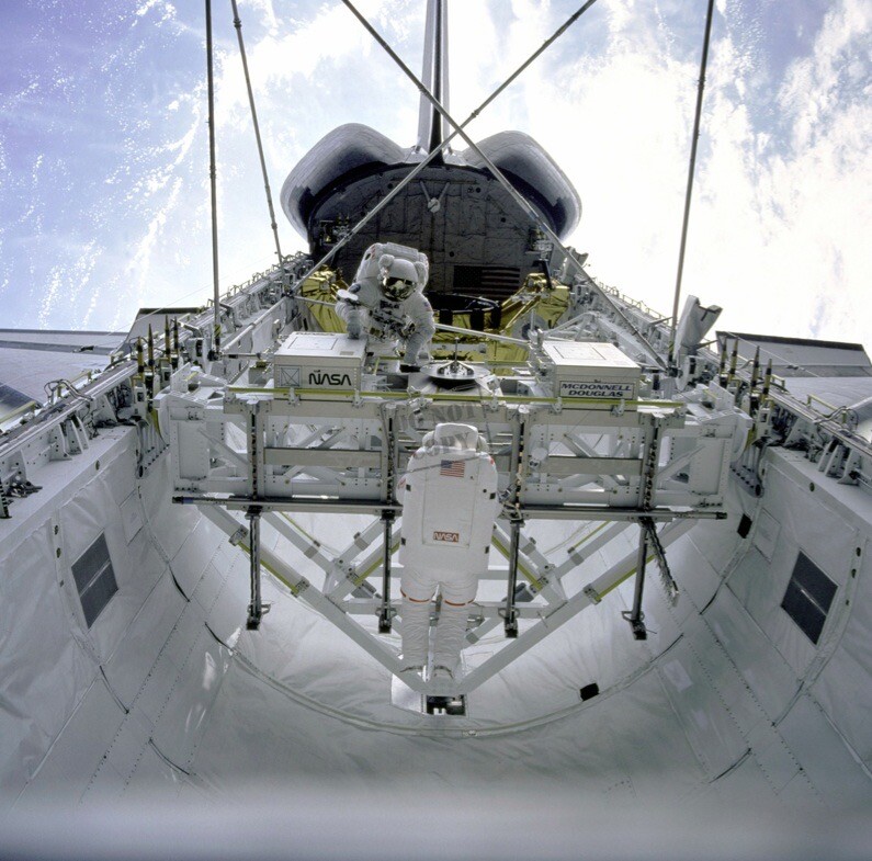 STS-49 Endeavour MS Kathryn C Thornton Thomas D Akers EVA Spacewalks 12X12 PHOTO