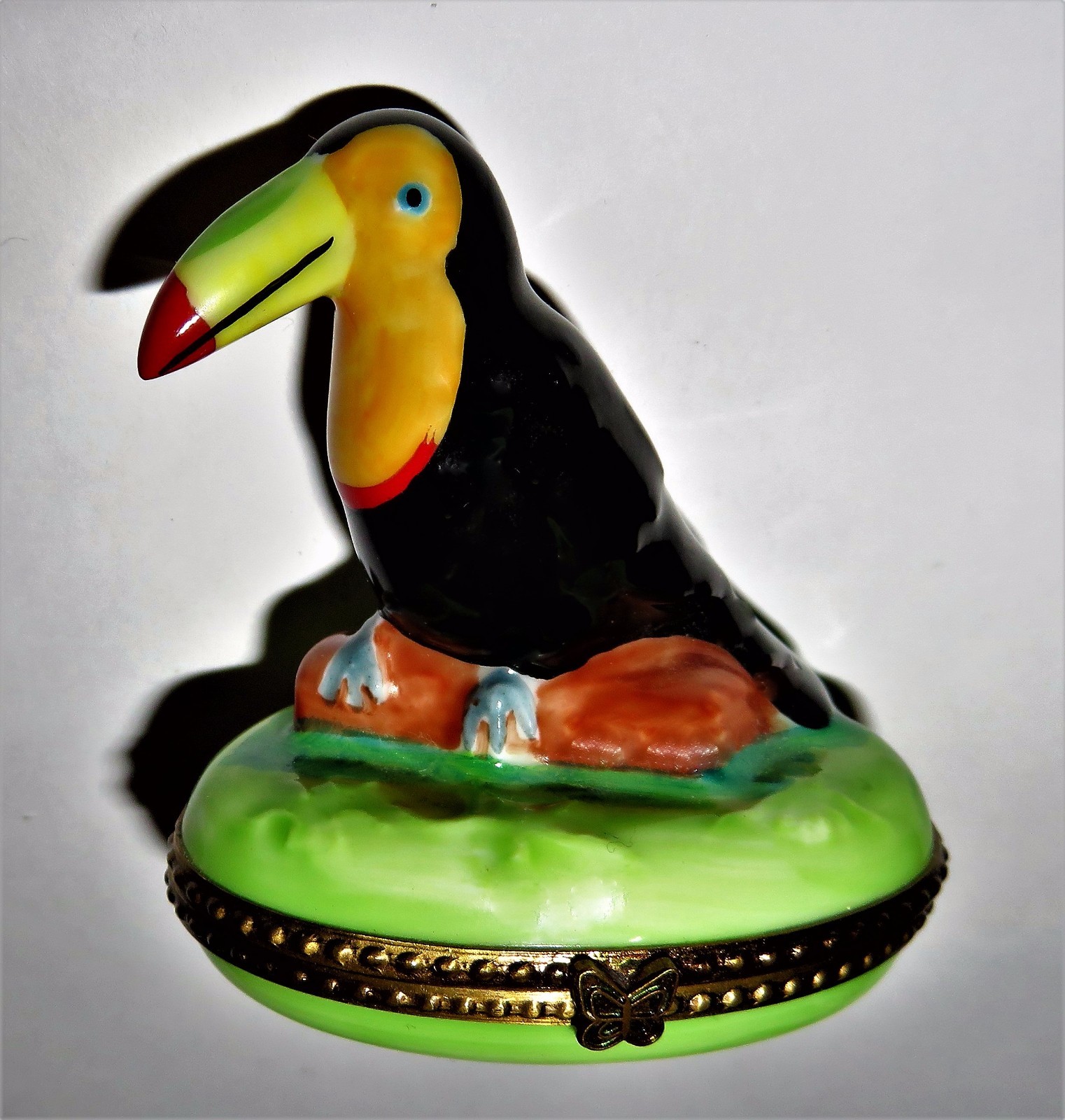 LIMOGES FRANCE BOX -TOUCAN ON WOODEN LOG- BUTTERFLY CLASP -FEATHER INSIDE- BIRDS