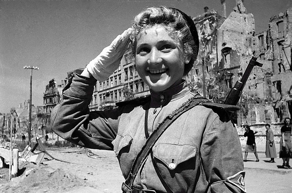 WW2 Photo WWII Russian Female Soldier Salutes World War Two Russia  / 1229