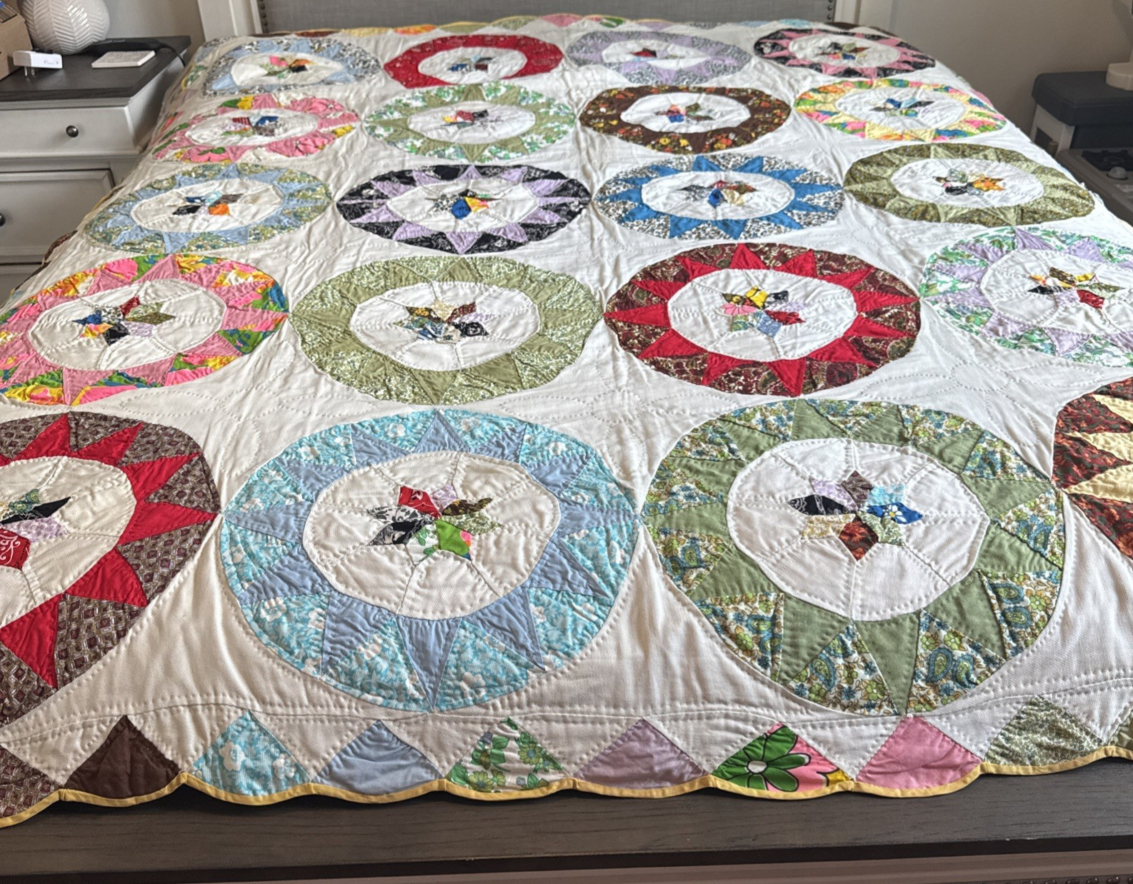 Vintage 1930s Dresden Plate Quilt 80x63 Hand Stitched Feed Sack Scalloped Edges