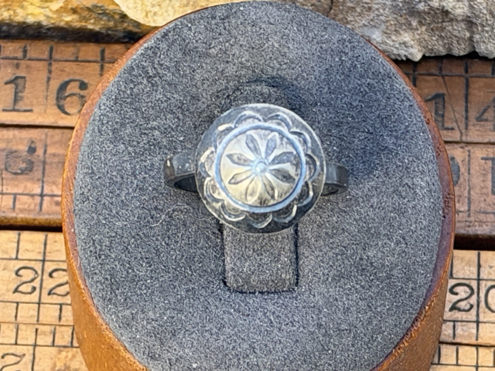 Vintage Native Navajo Sterling Silver Stamped Petite Conchol Ring sz 7--2422.26