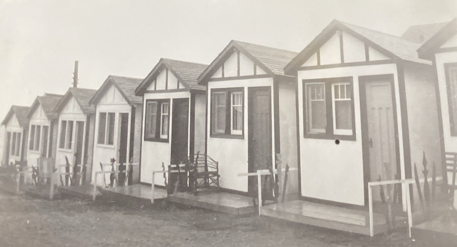 1940s Row of Identical Small Cabins in Canada Vacation Original Photo P18L13