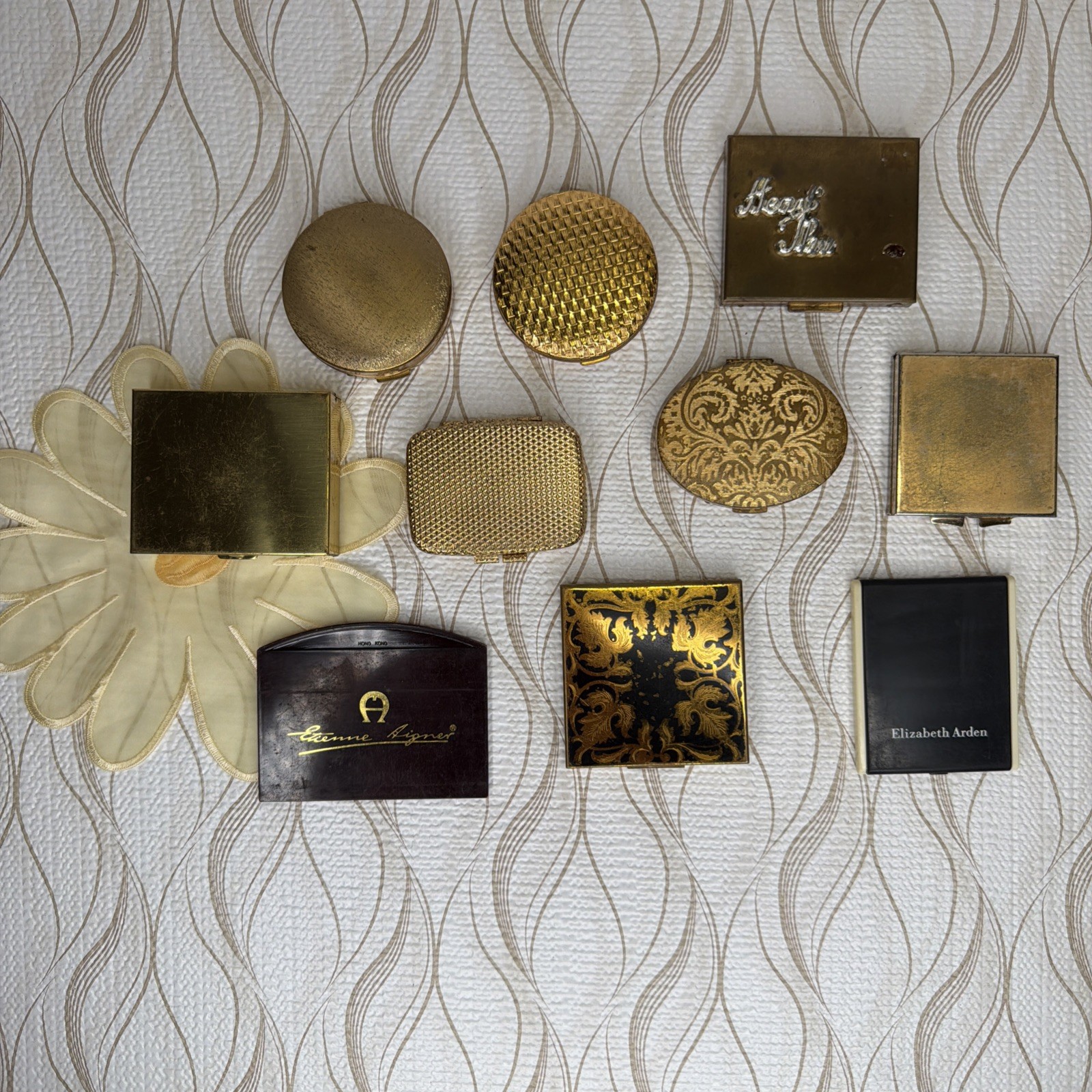 VTG Women\'s Vanity Lot of 10 Trinkets, Compacts, Pill Box, Contact Lens Case Etc