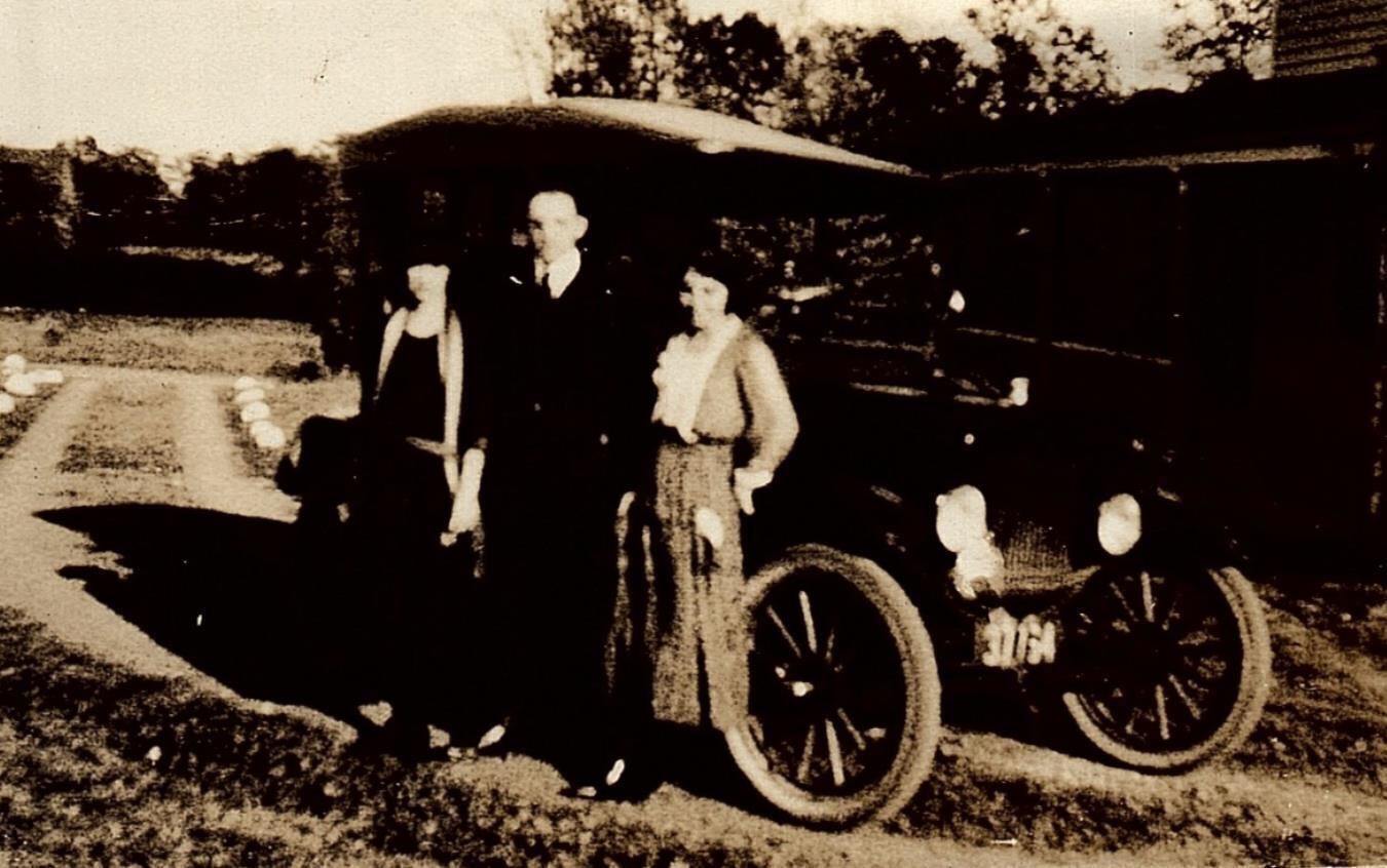 c1925 FAMILY VINTAGE AUTOMOBILE DODGE OR WINTON REAL VINTAGE PHOTOGRAPH 31-42