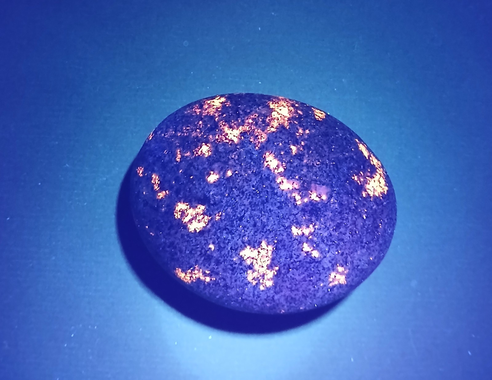 Fluorescent Sodalite Yooperlite A Nice Bright 4.9 Ounce Lake Superior Stone 