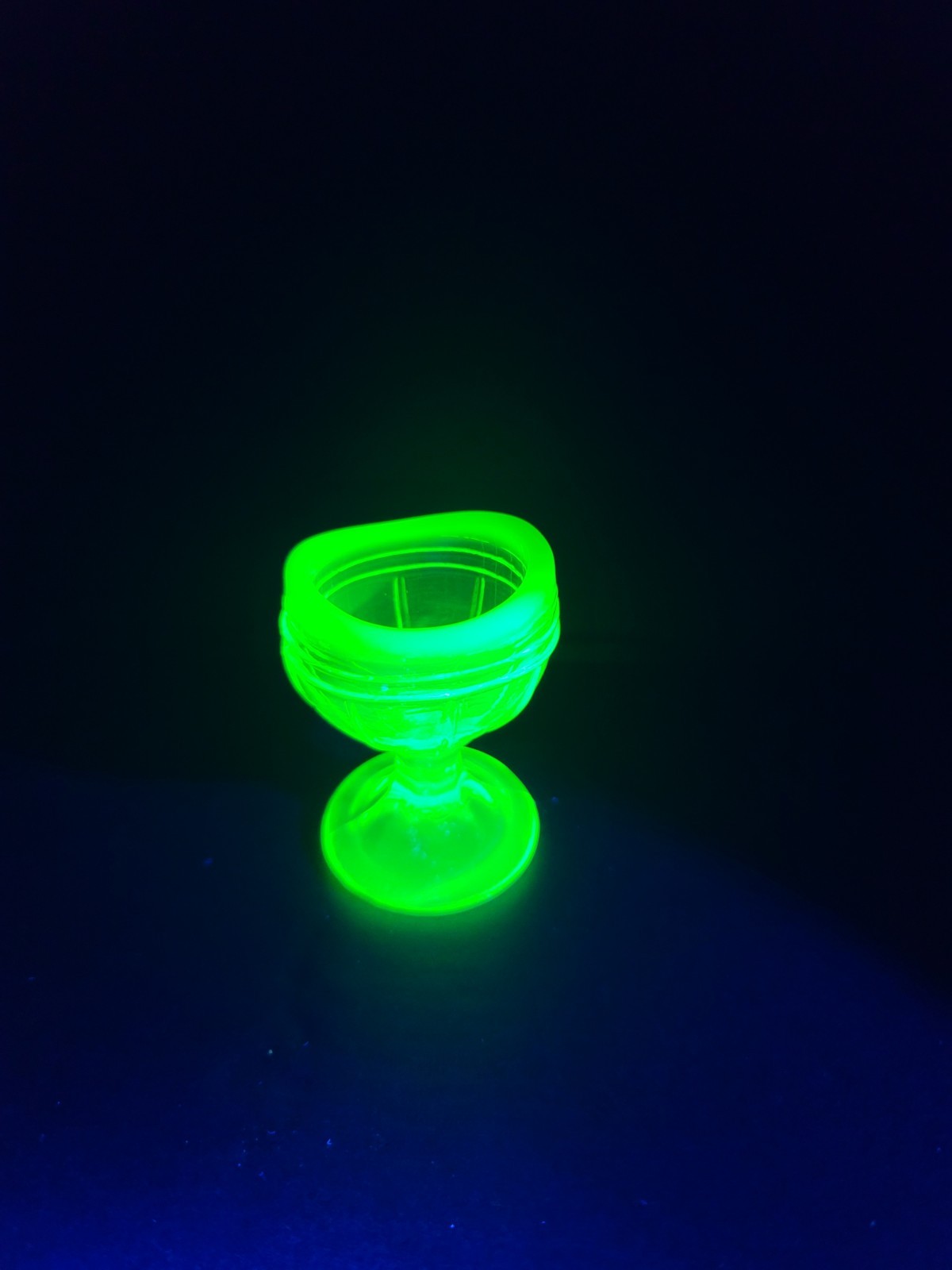 Rosso/ Mosser  Uranium Opalescent Glass Eye Wash Cup Pedestal 2.5\