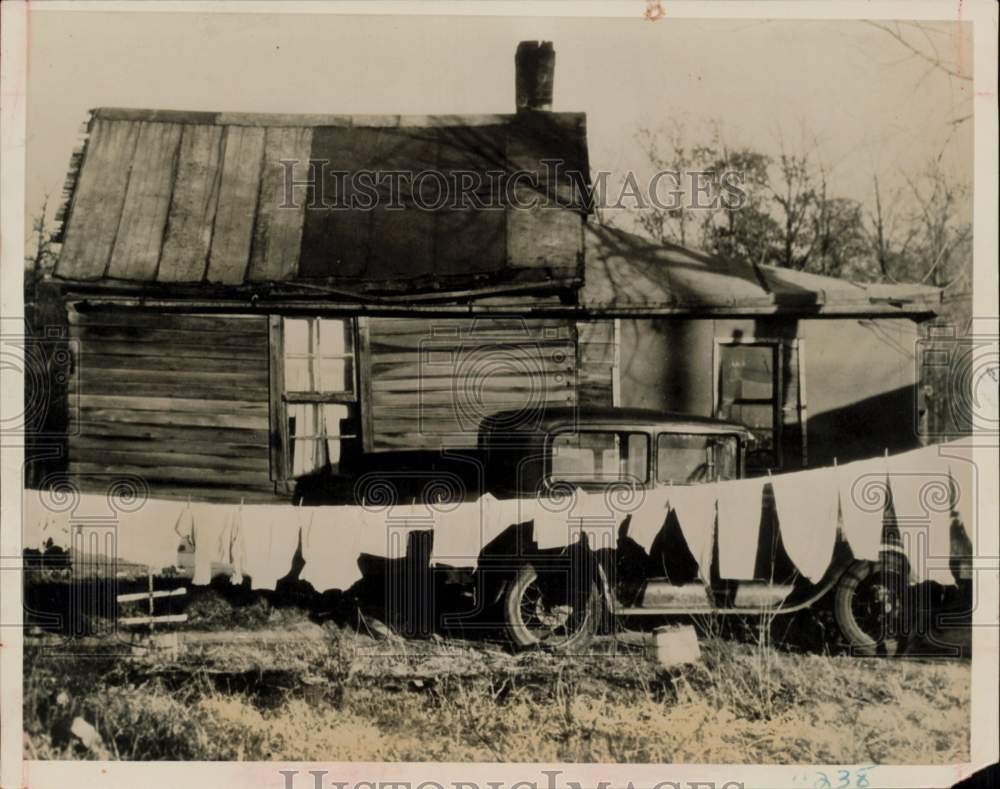 1938 Press Photo Laundry hanging in front of dilapidated old house in Fort Wayne