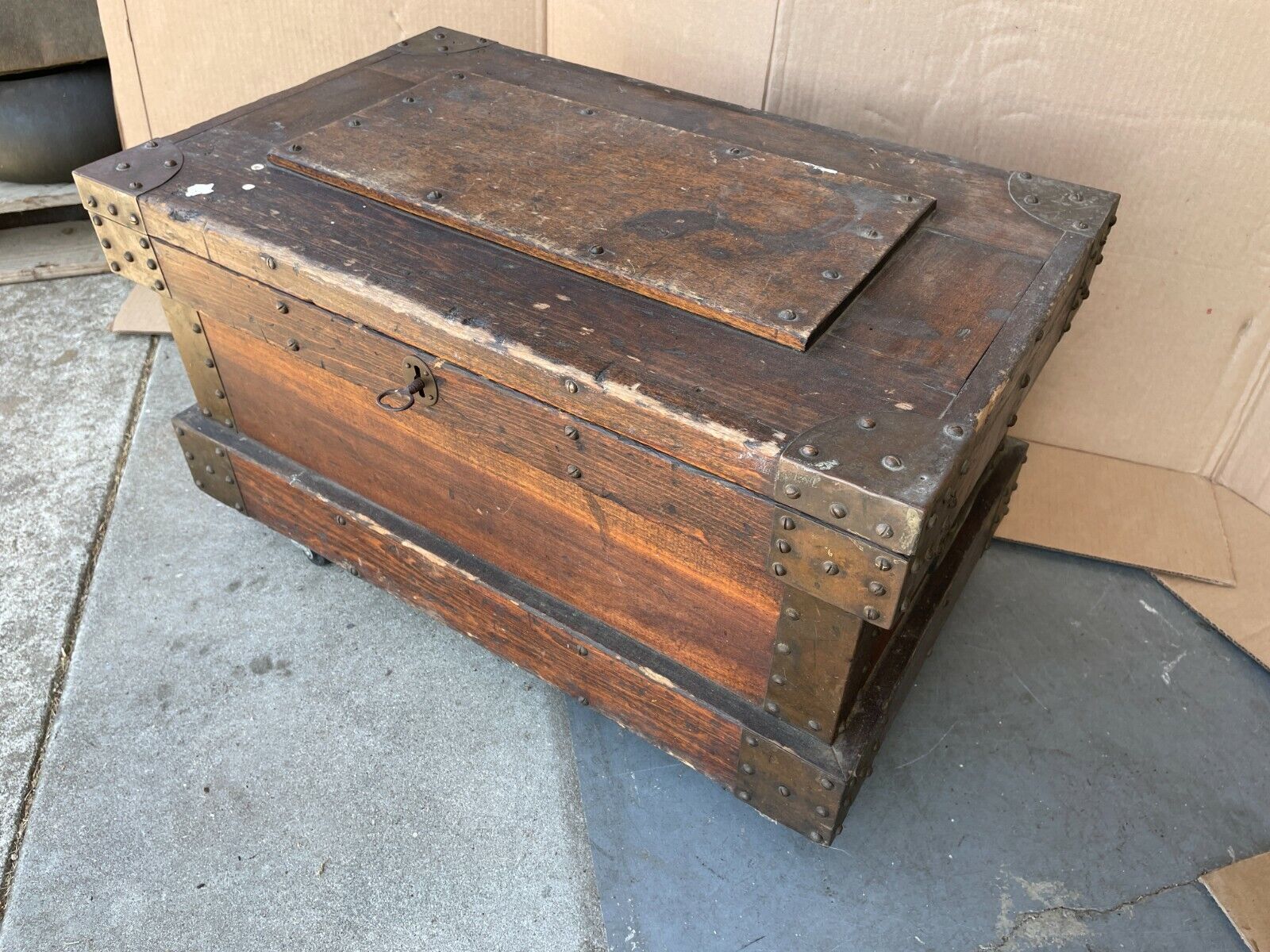 Antique Wooden Wood Carpenter\'s Tool Chest Box W/ Locking Key & Brass Corners