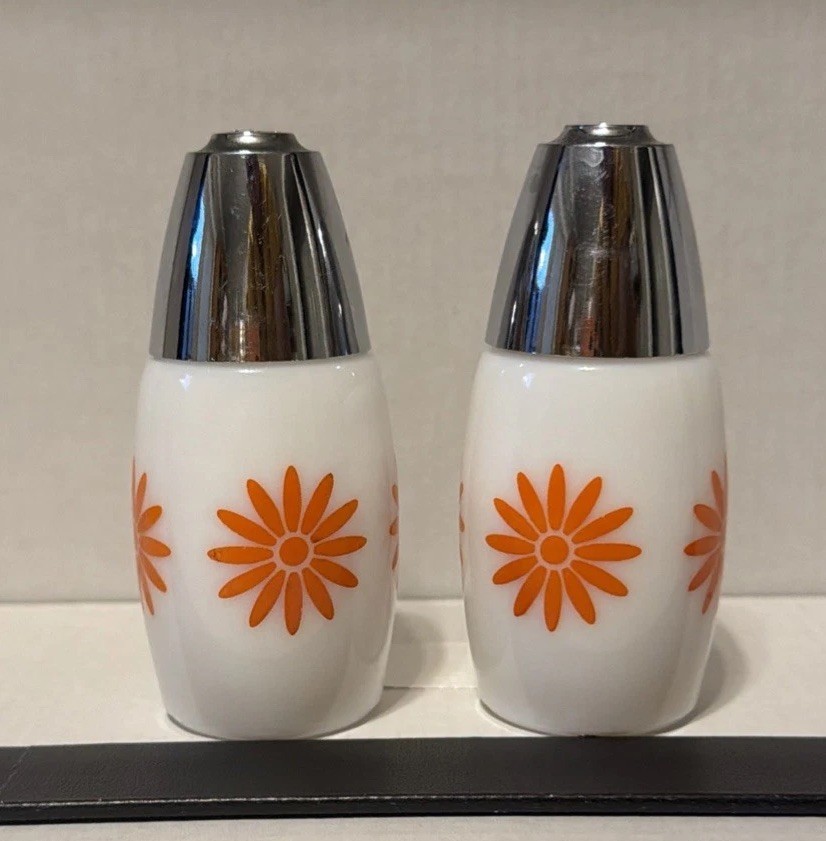 Vintage MCM Gemco Orange and White Daisy Salt and Pepper Shakers Vintage MCM Gemco Orange and White Daisy Salt and Pepper Shakers
