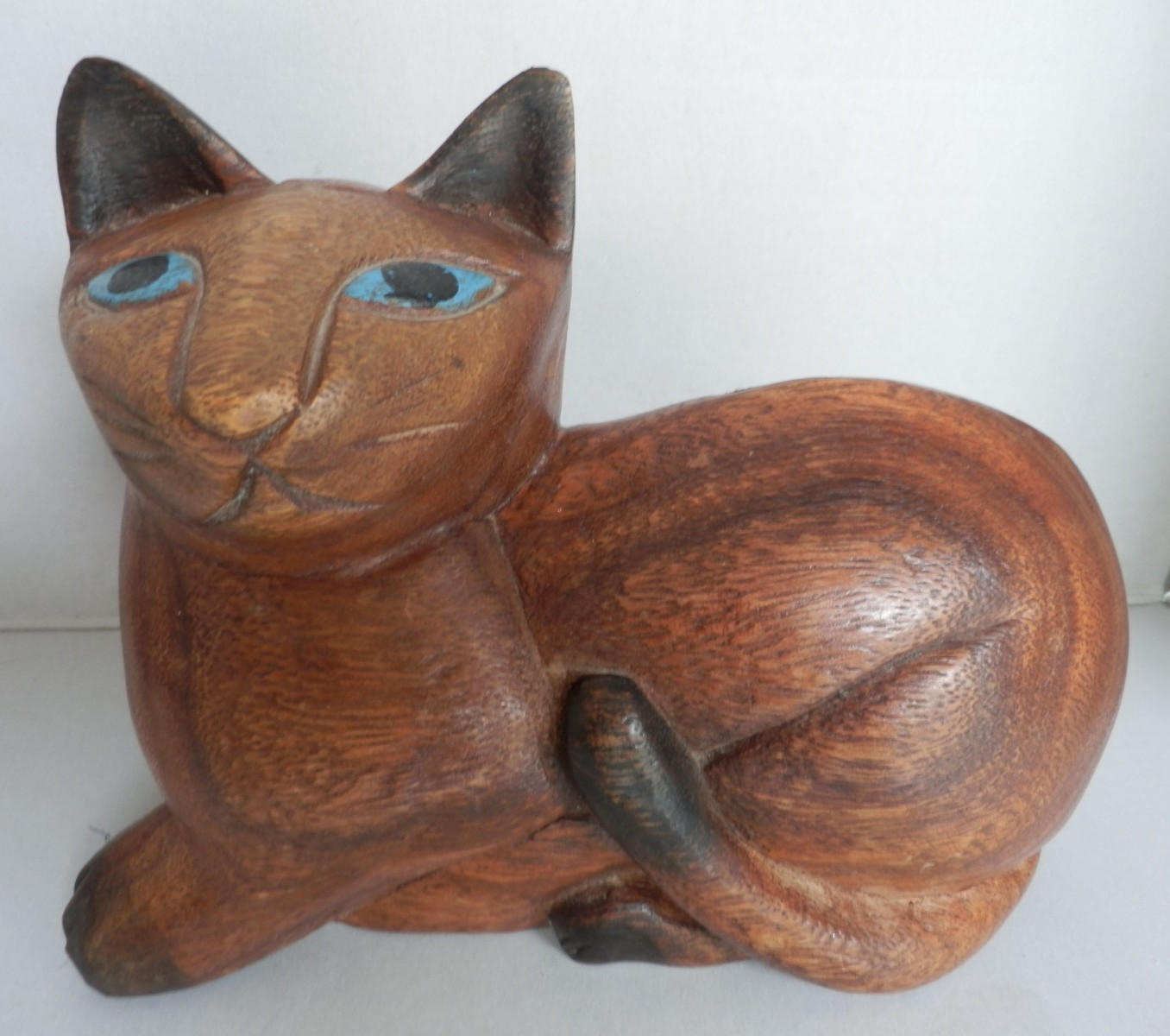VINTAGE LARGE WOODEN LAYING DOWN CAT ORNAMENT - VERY GOOD CONDITION