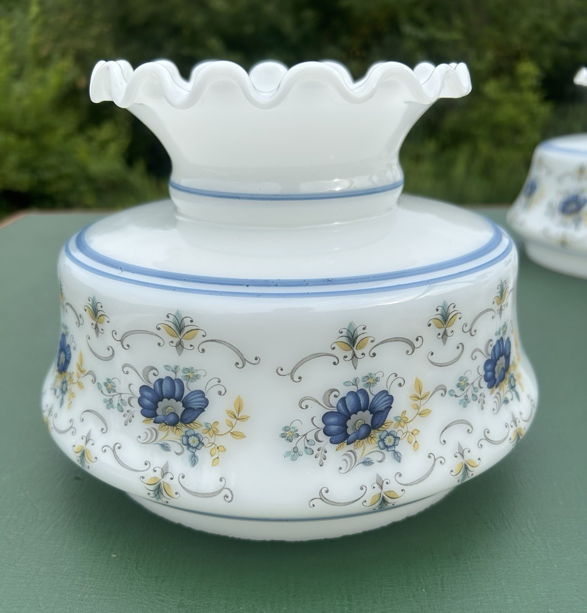 1 VTG Beautiful 7” Fitter Abigail Adams Blue Florals Hurricane Glass Lamp Shade