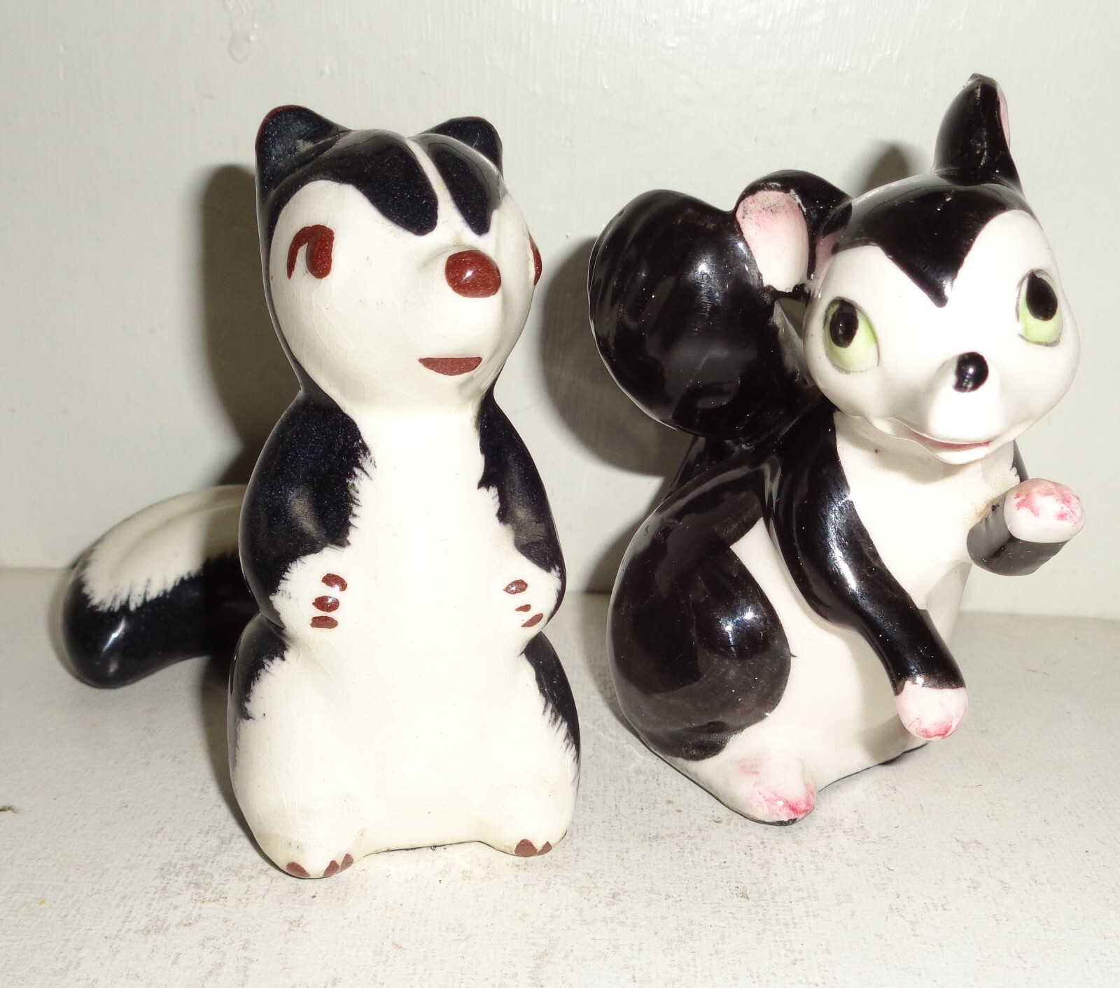 VINTAGE 1940\'S PORCELAIN SKUNK FIGURINE SET BEAUTIFUL DESIGN NR