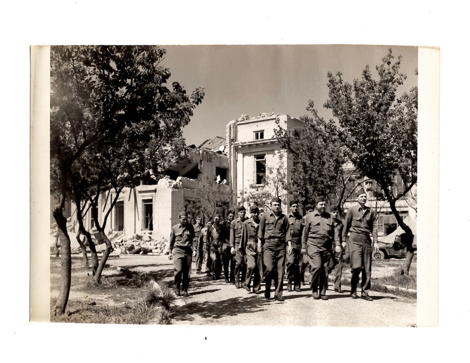 WWII WW2 Original Photo Soldiers Marching in Destroyed Town 1940s (Pls READ) WWII WW2 Original Photo Soldiers Marching in Destroyed Town 1940s (Pls READ)