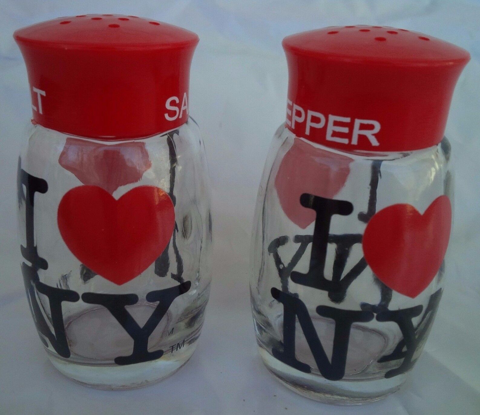I LOVE NY SALT AND PEPPER GLASS SHAKERS RED CAP HEART 3 INCHES CLEAR SOUVENIR
