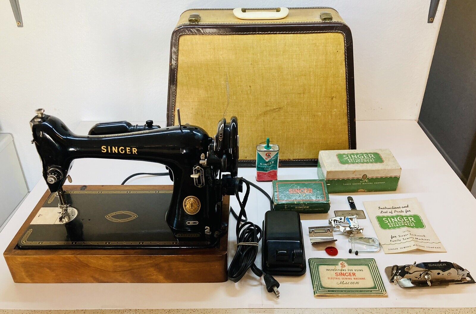 Vintage SINGER Model 66-16 Sewing Machine & Lots Of EXTRAS Works Great