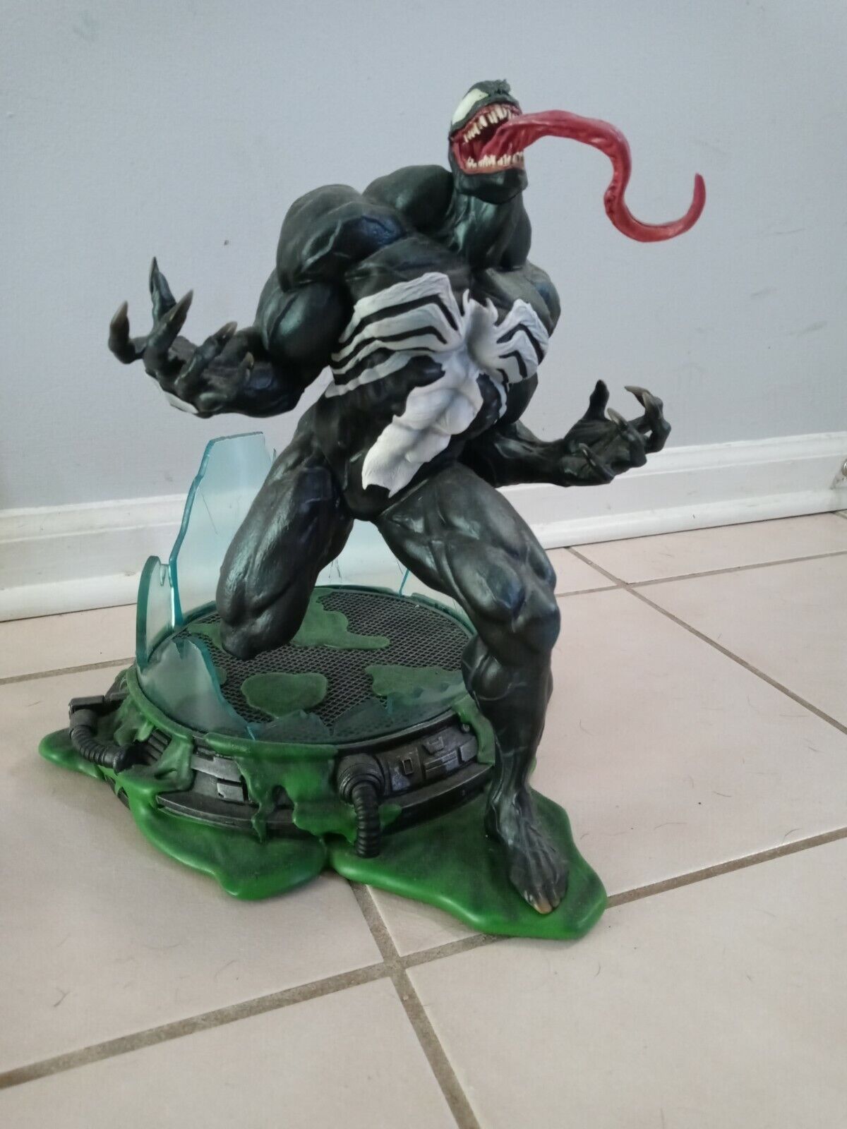 Marvel Comics Diamond Select Venom Resin Statue. Comes with Box Spiderman Venom