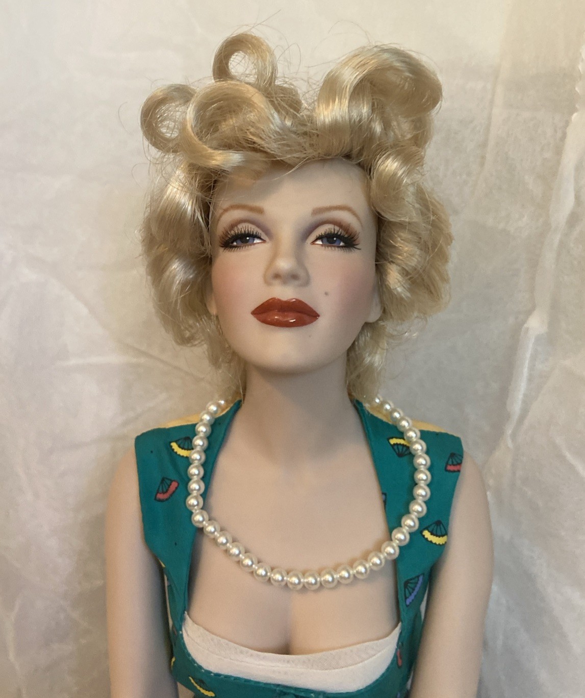 Marilyn Monroe Porcelain On Bench Franklin Mint. Beautiful