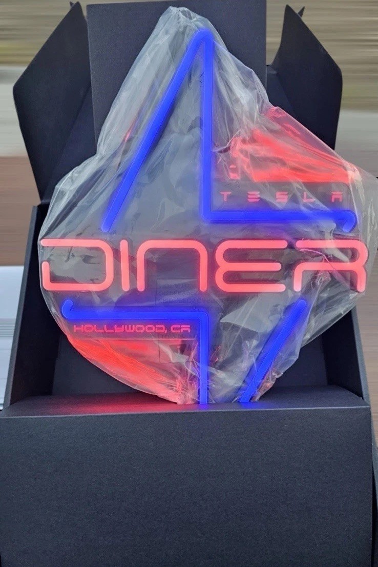 Tesla Diner NEON Sign Exclusive BRAND NEW Rare Collectible USB-C Elon Musk Tesla Diner NEON Sign Exclusive BRAND NEW Rare Collectible USB-C Elon Musk