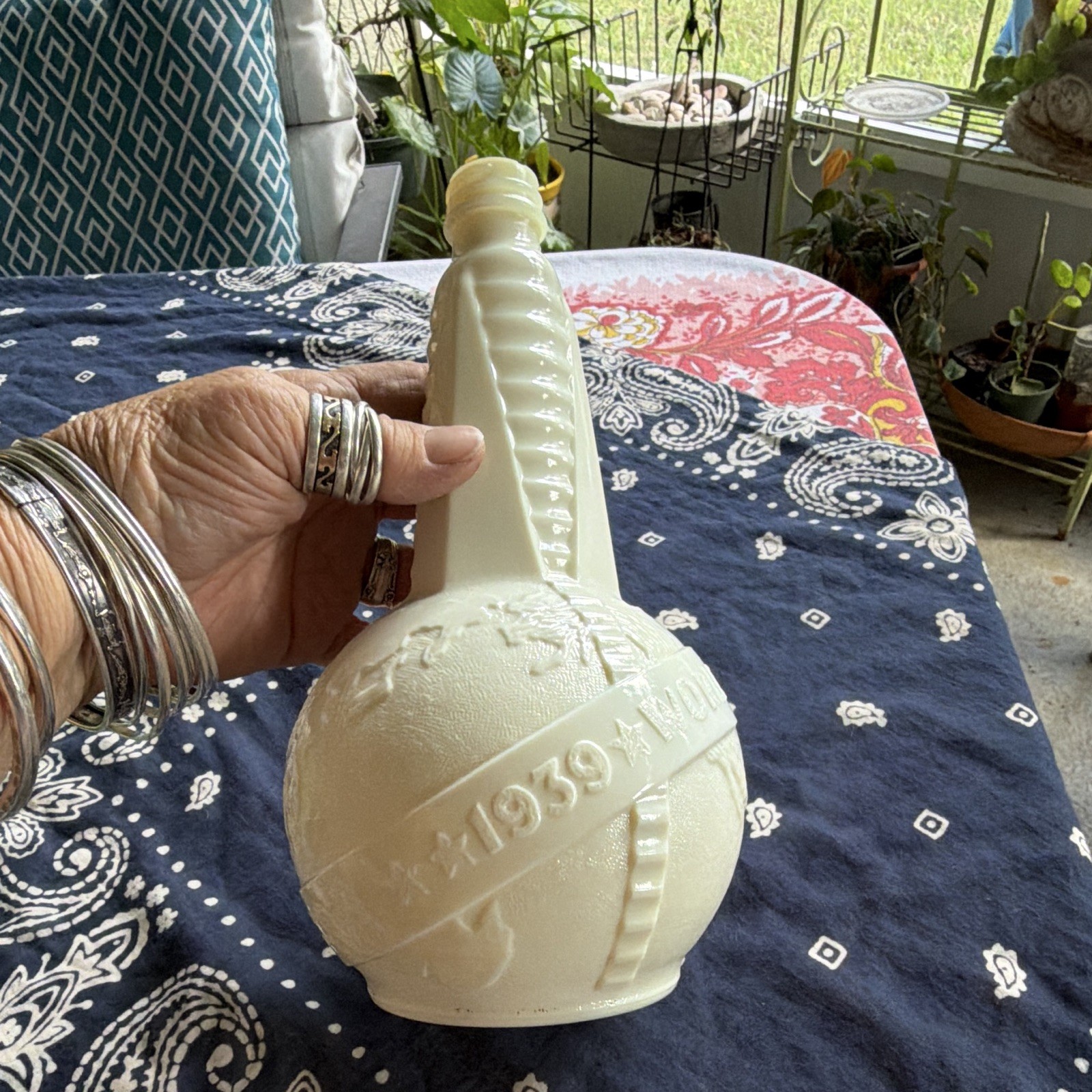 Vtg. 1939 New York Worlds Fair Milk Glass Bottle Souvenir Globe Trylon UV Glow