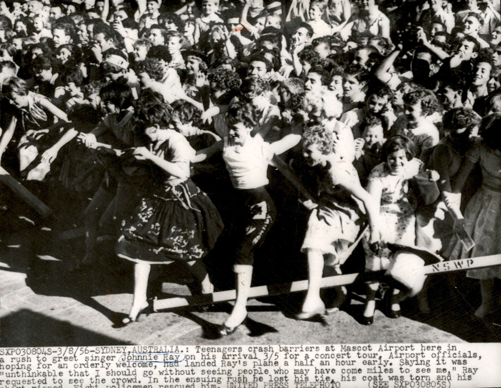 LG922 1956 UP Wire Photo TEEN FAN GIRLS BREAK BARRIER TO SEE SINGER JOHNNIE RAY