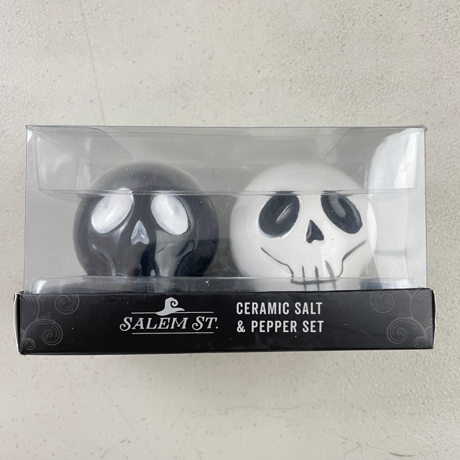 Halloween Salt Pepper Shakers Skeleton Heads Alien Ceramic NIB Black White NIB