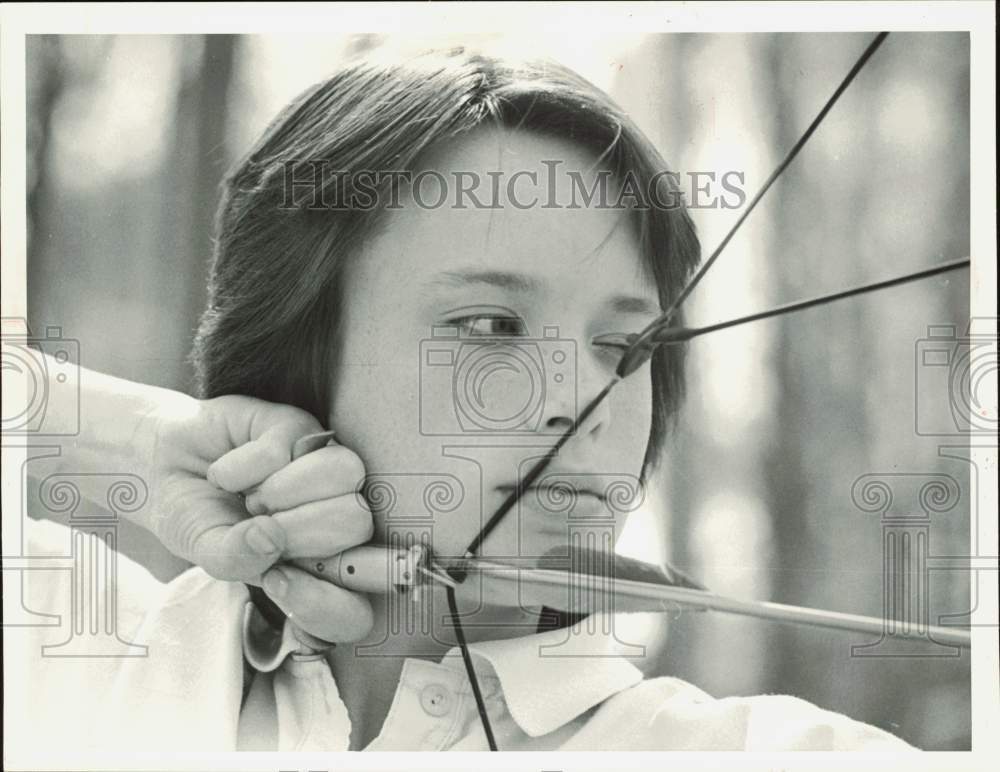 1986 Press Photo Archer Deborah Smith Takes Aim - lrb17678