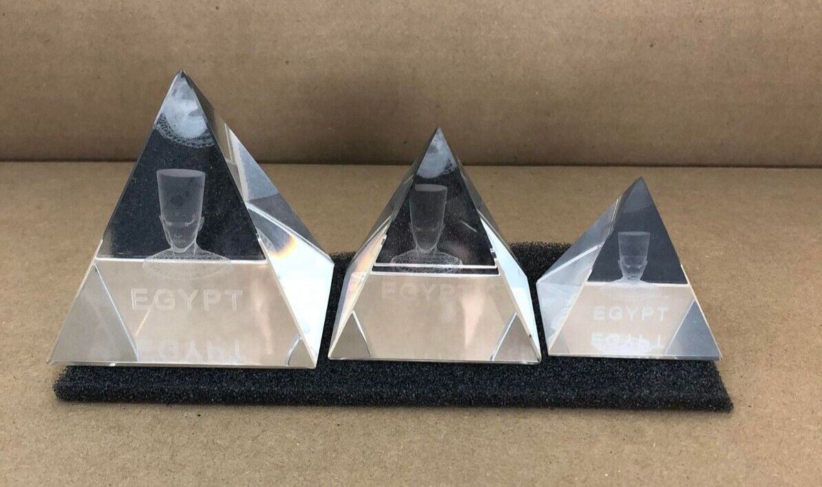 Set of 3 crystal glass pyramids 