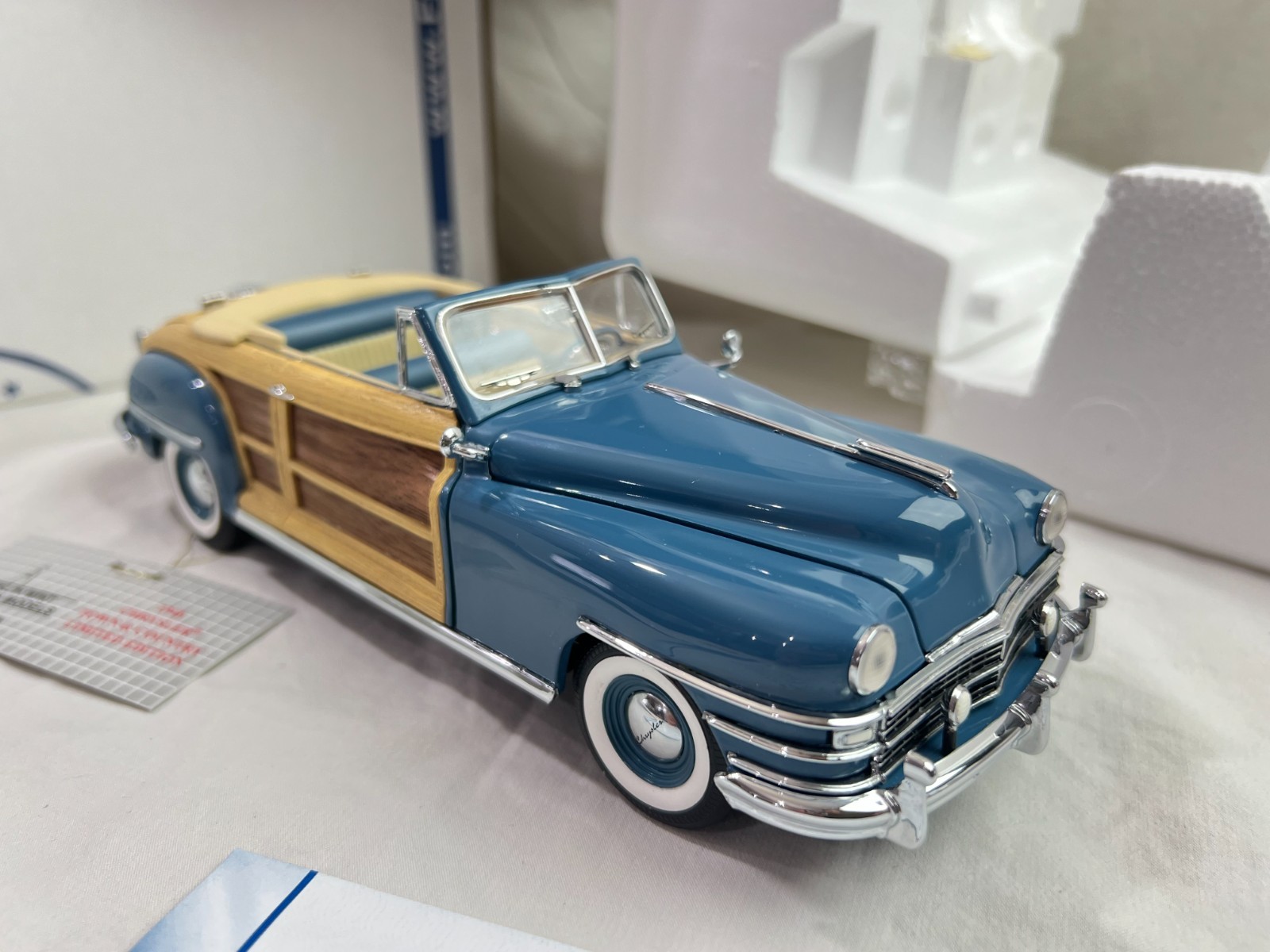 1/24 FRANKLIN MINT 1948 Chrysler Town and Country Blue  Woody Convertible