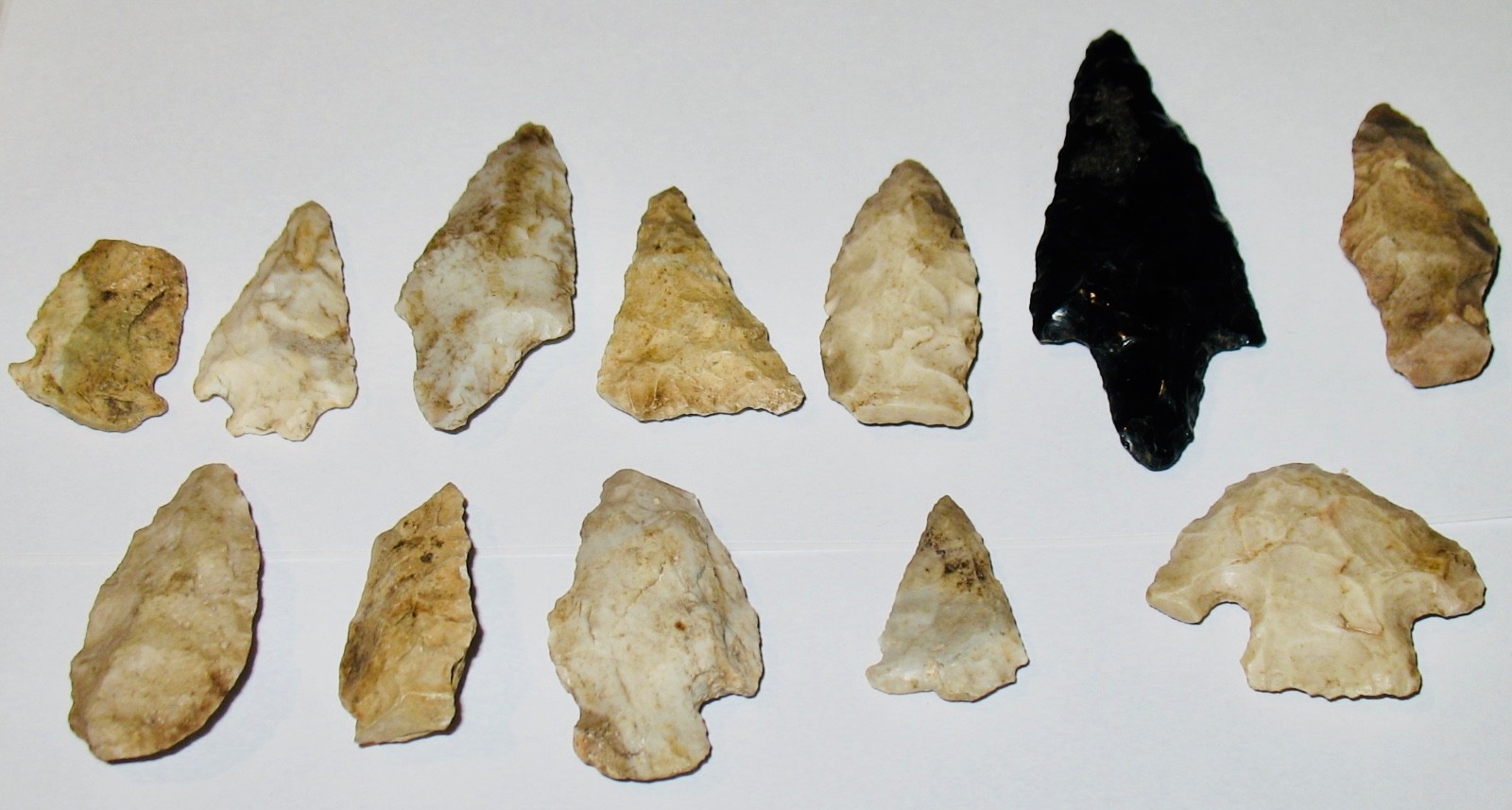 12 Old Indian Arrowheads-Early American Collectibles 12 Old Indian Arrowheads-Early American Collectibles