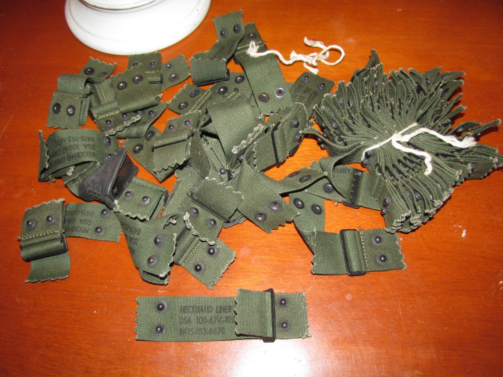 ORIGINAL, MINT, UNISSUED VIETNAM 1967 DATED M1 HELMET LINER NAPE STRAP ORIGINAL, MINT, UNISSUED VIETNAM 1967 DATED M1 HELMET LINER NAPE STRAP