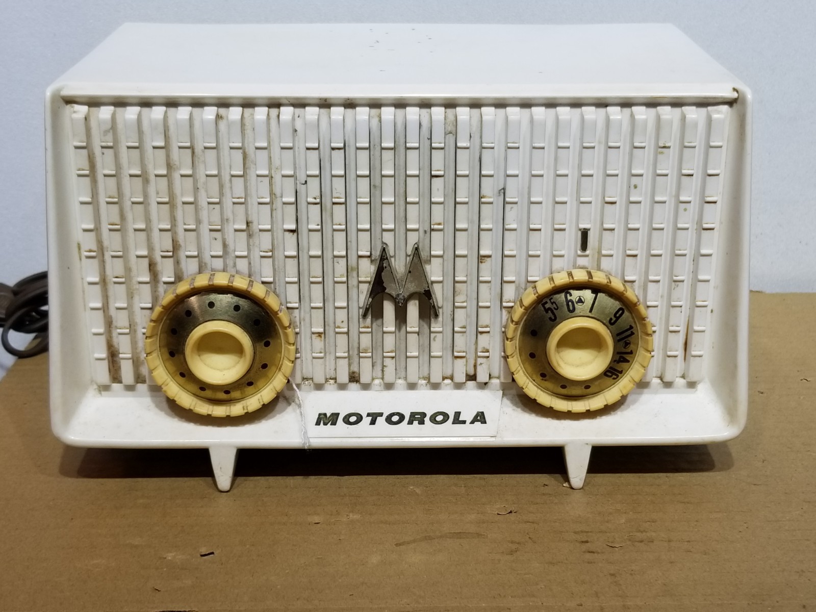 1956 Motorola 56R Beige Tube Radio - Only low static.  Chip on the back corner