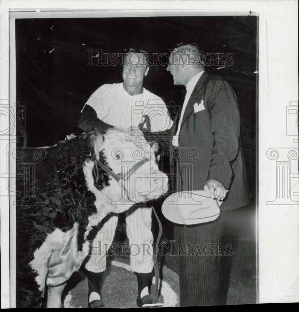 1961 Press Photo Baseball player Hank Bauer chats with Eddie Williams