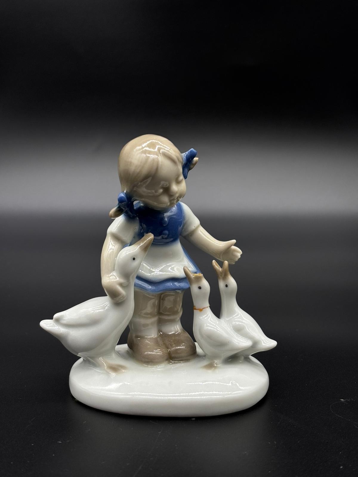 Vintage. Lippelsdorf GDR Porcelain Figurine..Girl with Ducks