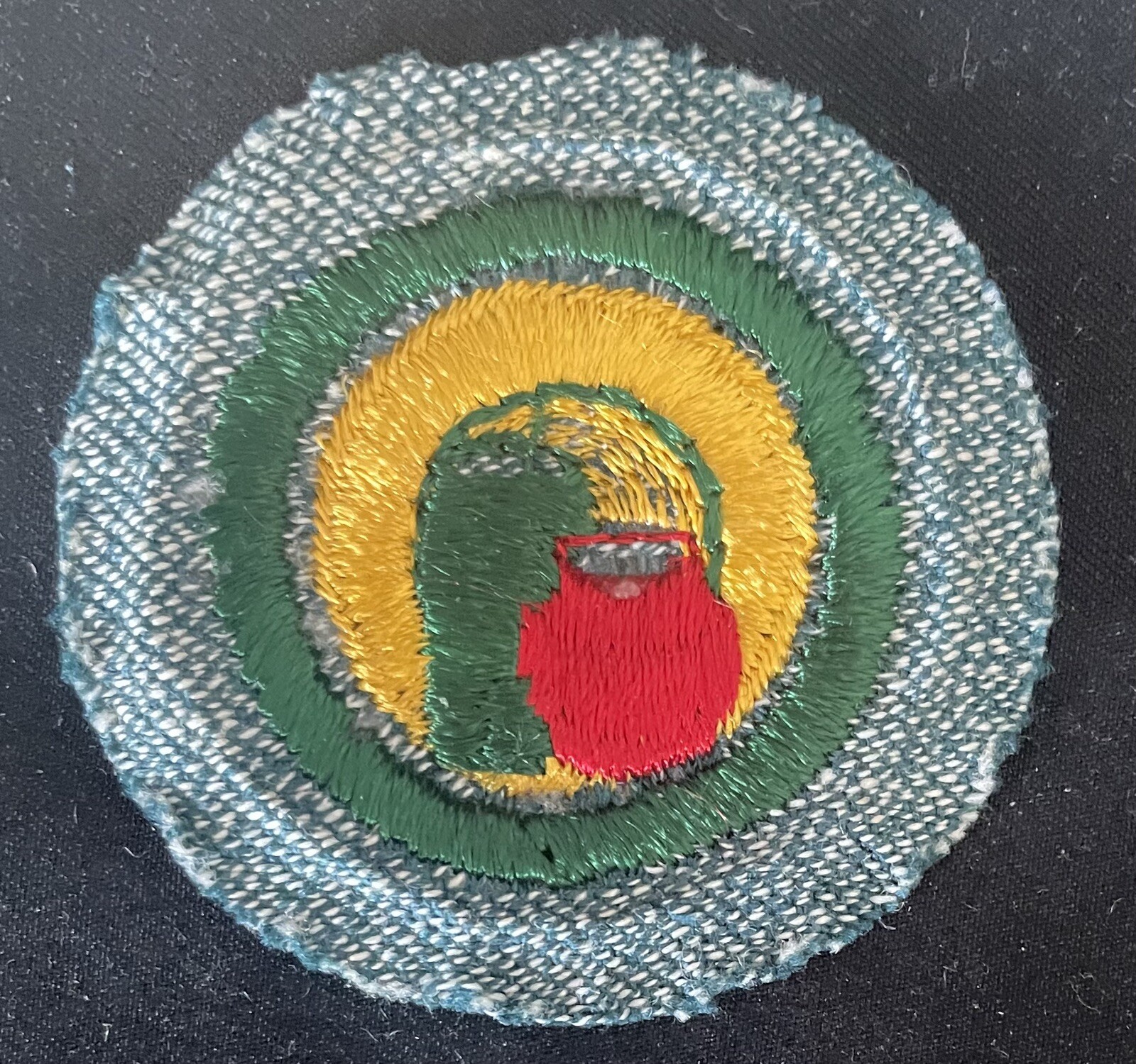 RARE VINTAGE 1947 ONLY INTERMEDIATE GIRL SCOUT POTTERY BADGE-SG WHITE THREAD