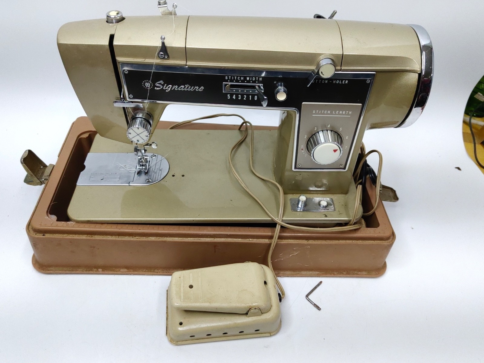 Vintage Wards Signature Sewing Machine In Case