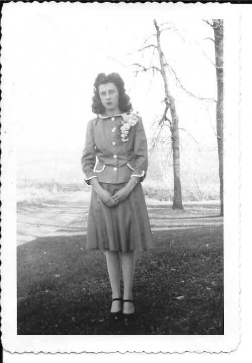 VINTAGE 1946 PHOTOGRAPH YOUNG LADY IN 1946 ATTIRE H10