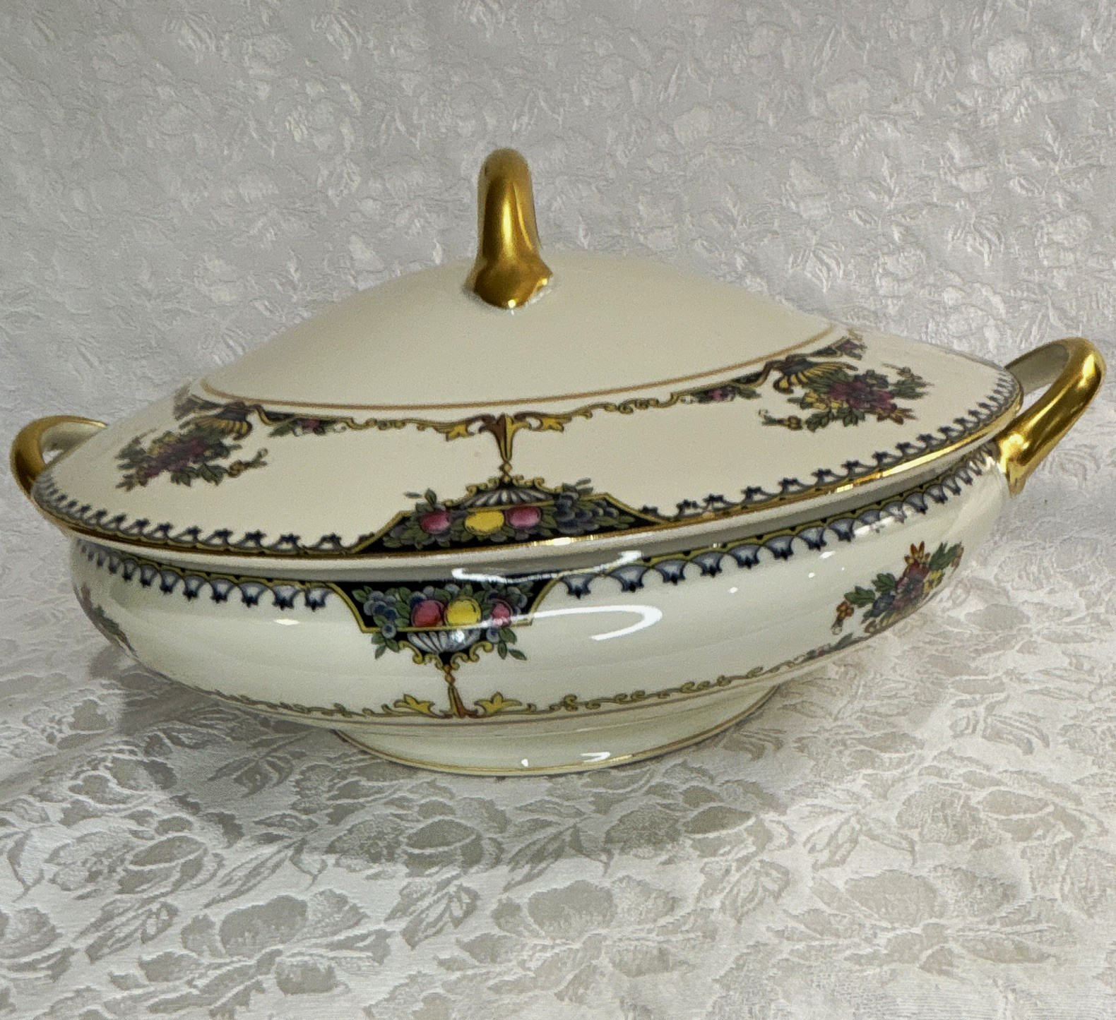 Noritake Ivory Colonade 10” Round Covered Serving Dish Lid *Minor Nick*