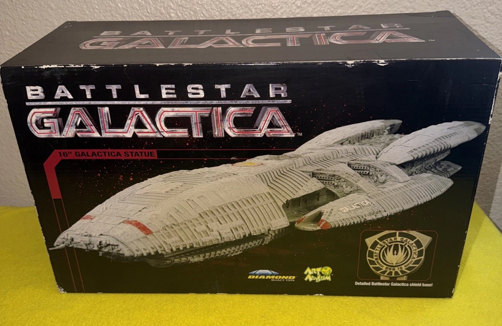 Diamond Select Battlestar Galactica Ship Statue 16\