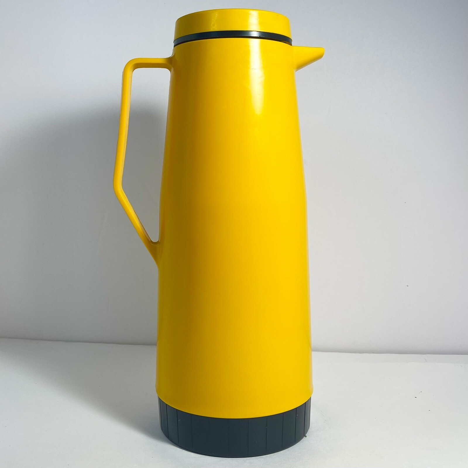 Vintage Large Yellow THERMOS King Seeley Model 900 39 Ounces Vintage Large Yellow THERMOS King Seeley Model 900 39 Ounces