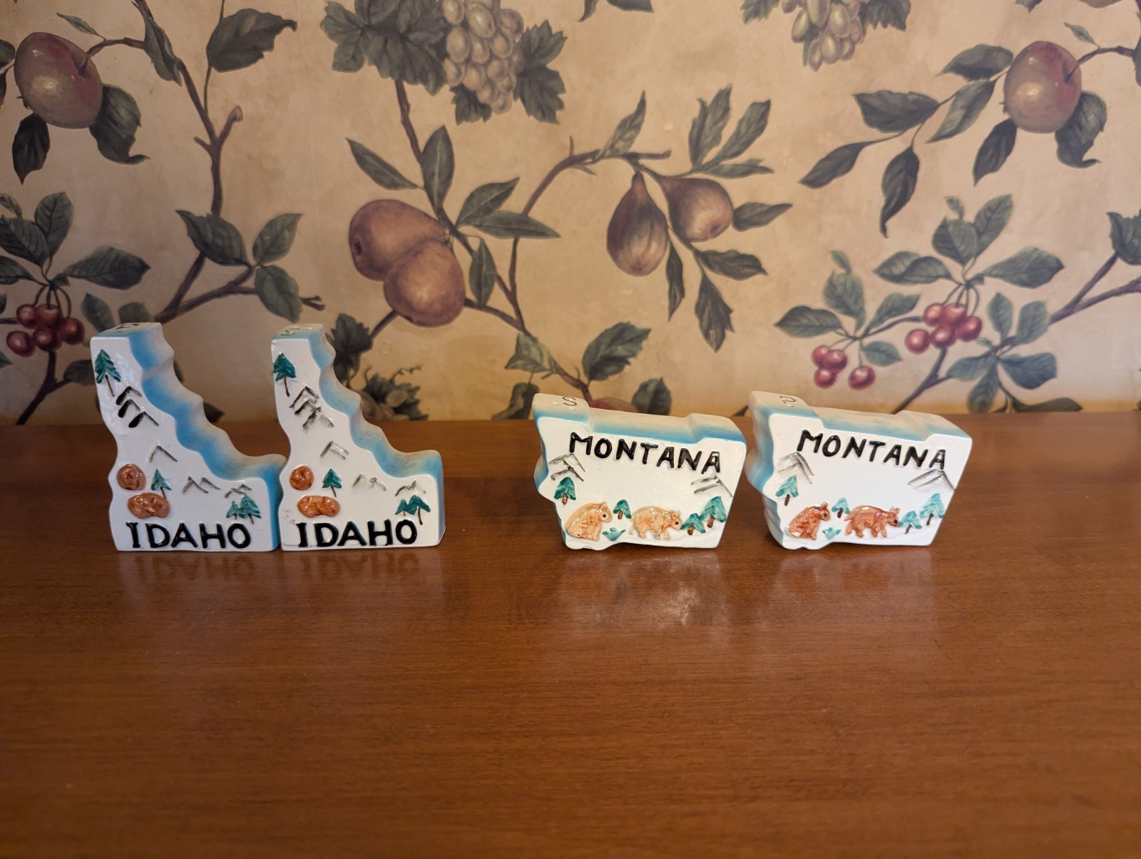 4-VINTAGE IDAHO,MONTANA STATE SHAPE SALT/PEPPER SHAKERS