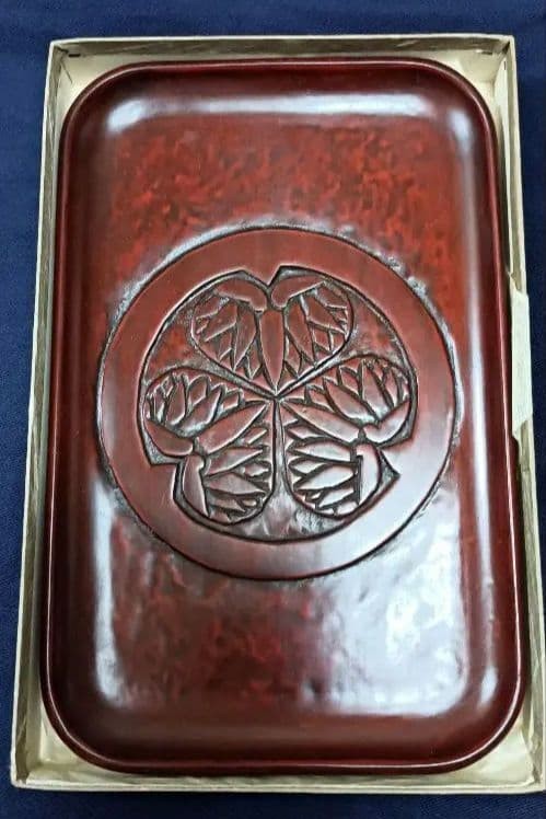 Kamakura-bori style square tray with Aoi family crest, with box, rare item, ship