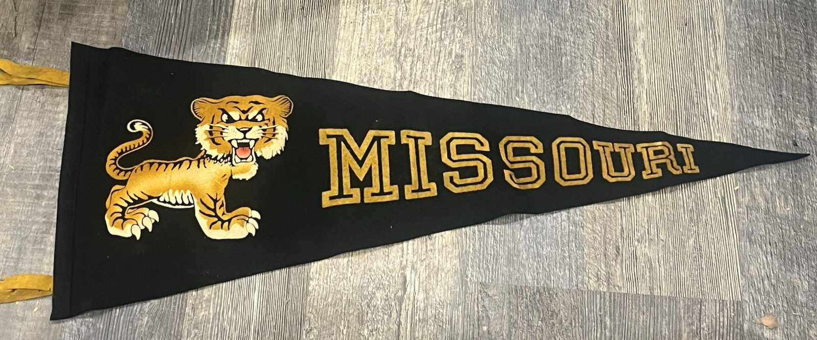 ANTIQUE 1930 UNIVERSITY OF MISSOURI TIGERS FELT PENNANT (EY)
