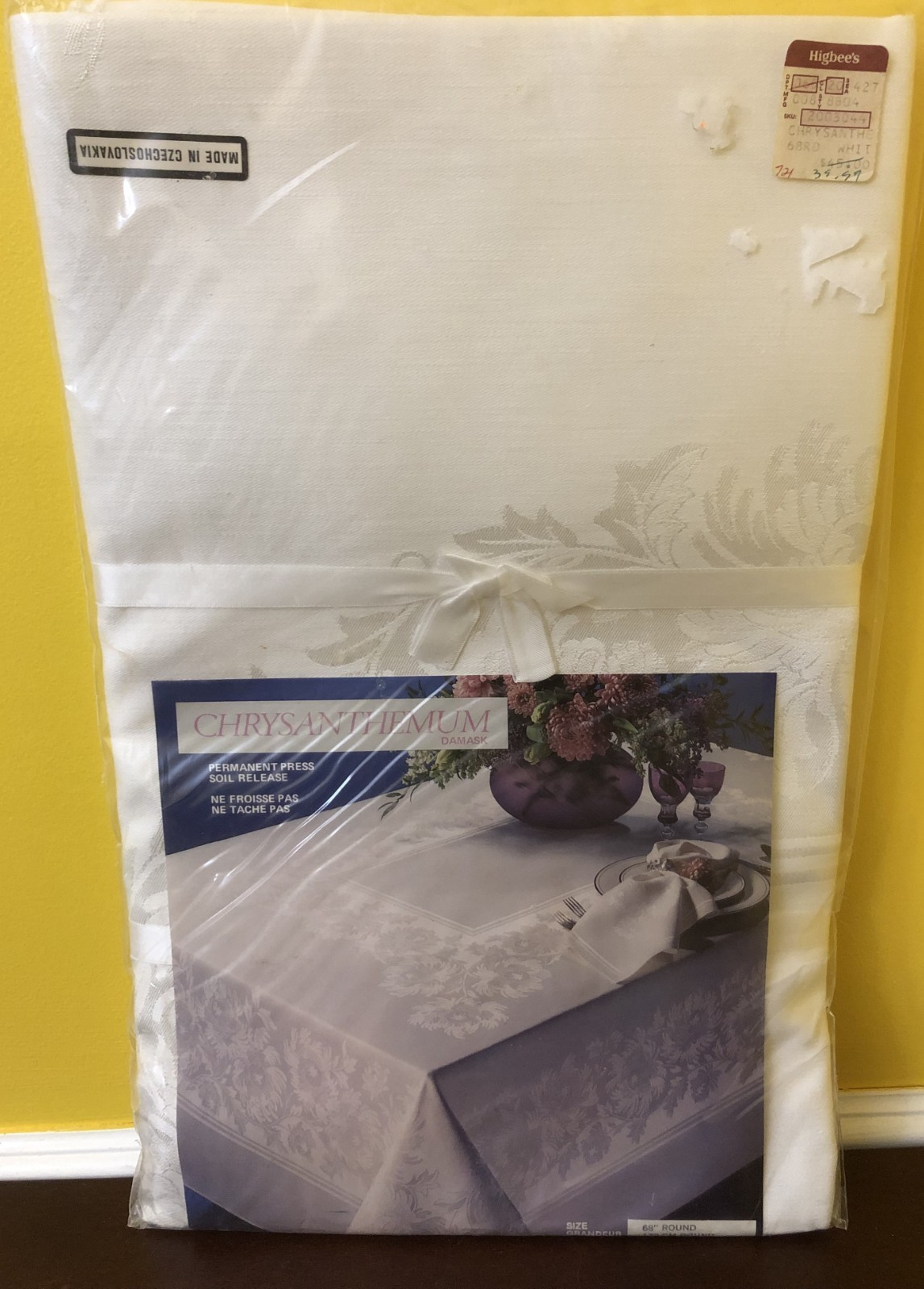 NOS Vintage Chrysanthemum Damask White Round Floral Tablecloth 68