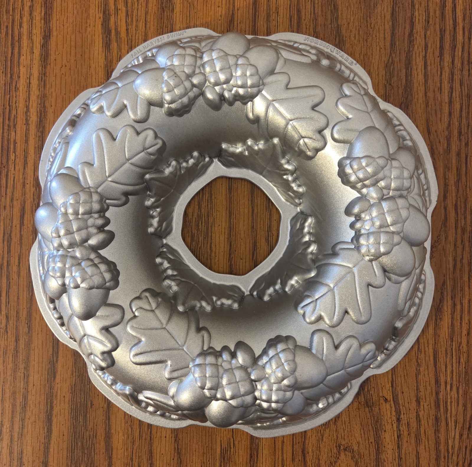 Nordic Ware Fall Harvest 10 Cup/2.4 Liter Bundt Pan, Leaves & Acorns