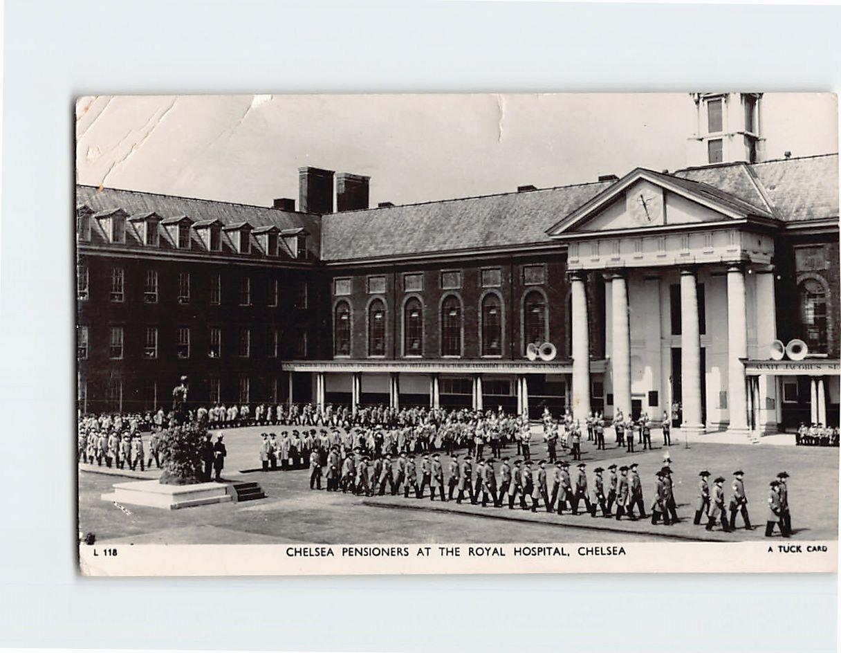 Postcard Chelsea Pensioners At The Royal Hospital Chelsea London England